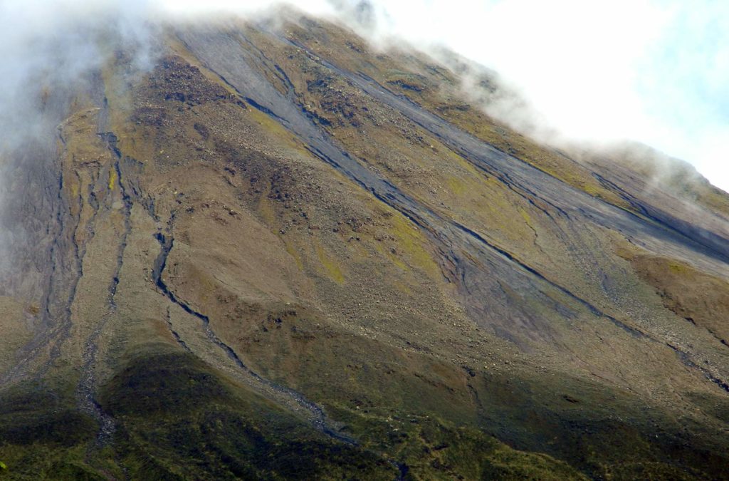 É possível ver os caminhos da lava na costa do Vulcão Arenal