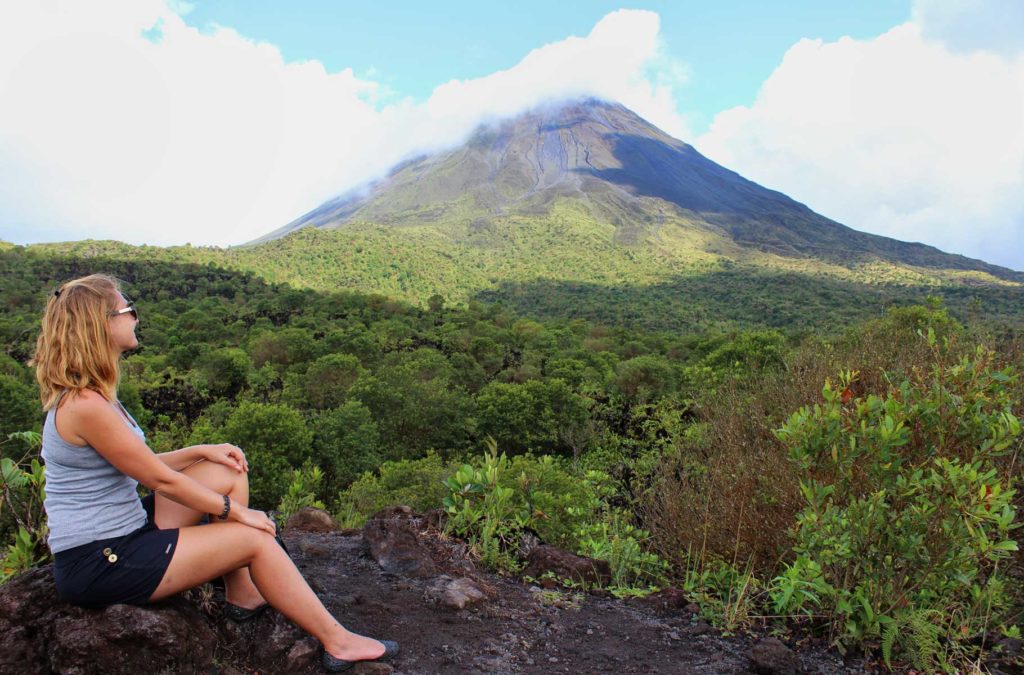 Mulher admira o Vulcão Arenal, em La Fortuna