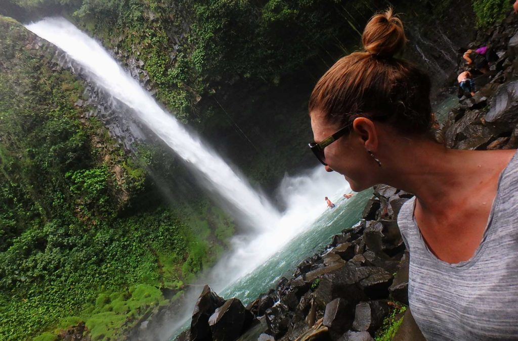 Mulher admira a Cachoeira La Fortuna, uma das atrações imperdíveis da Costa Rica