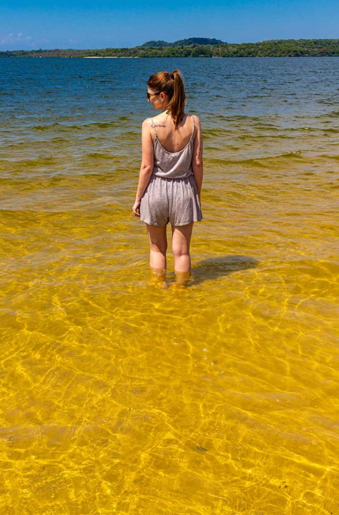 Mulher posa para foto em praia da Ilha do Amor, em Alter do Chão, Pará