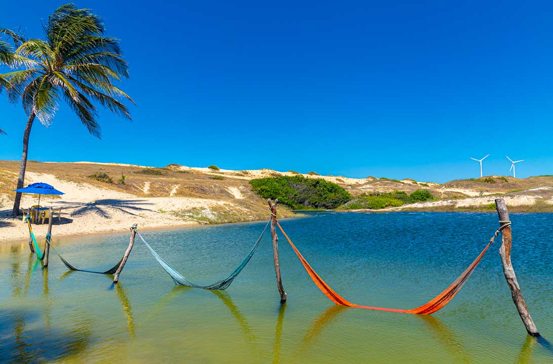 Redes coloridas em lago da Praia de Morro Branco, no Ceará (Brasil)