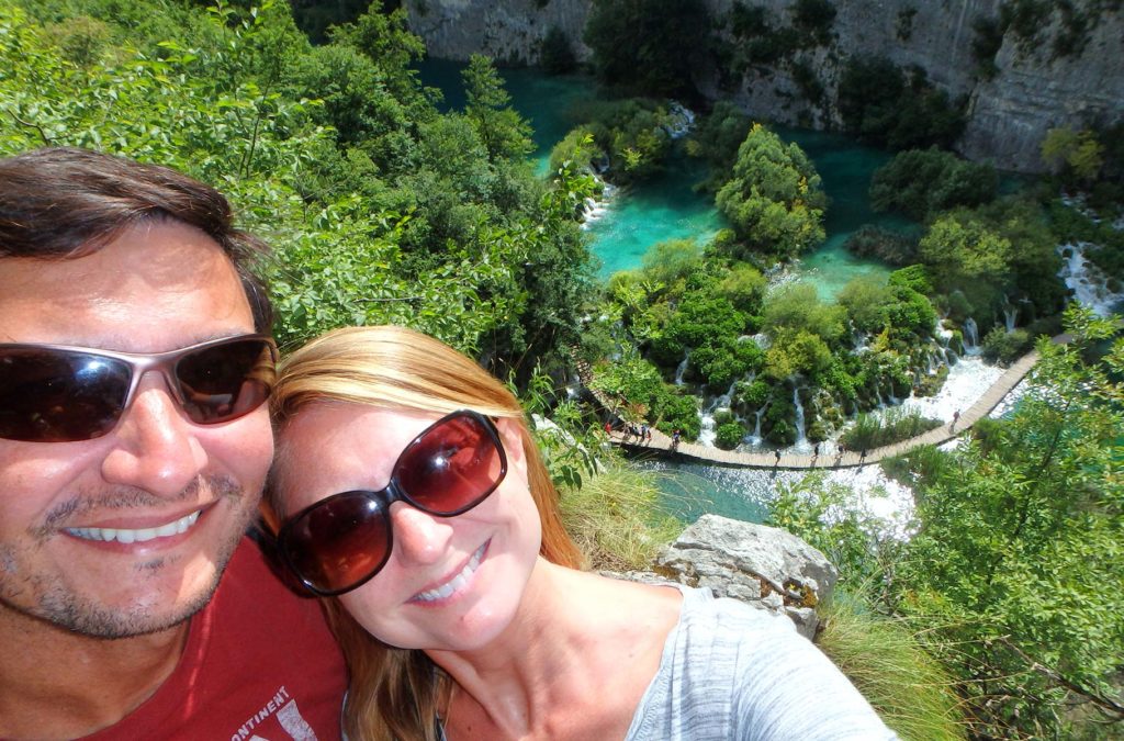 Casal tira selfie com os lagos vistos do alto da caverna Supljara