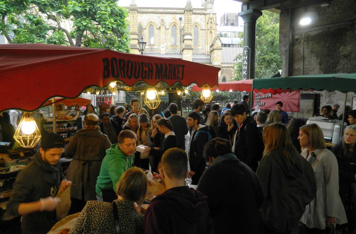 Público lota o Borough Market, o mais antigo e famoso mercado de comida de Londres