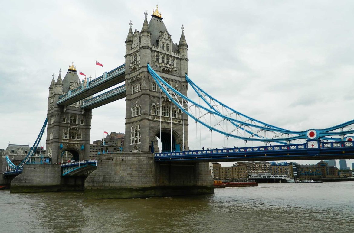 Tower Bridge, ou Ponte da Torre, vista da margem sul do Rio Tâmisa