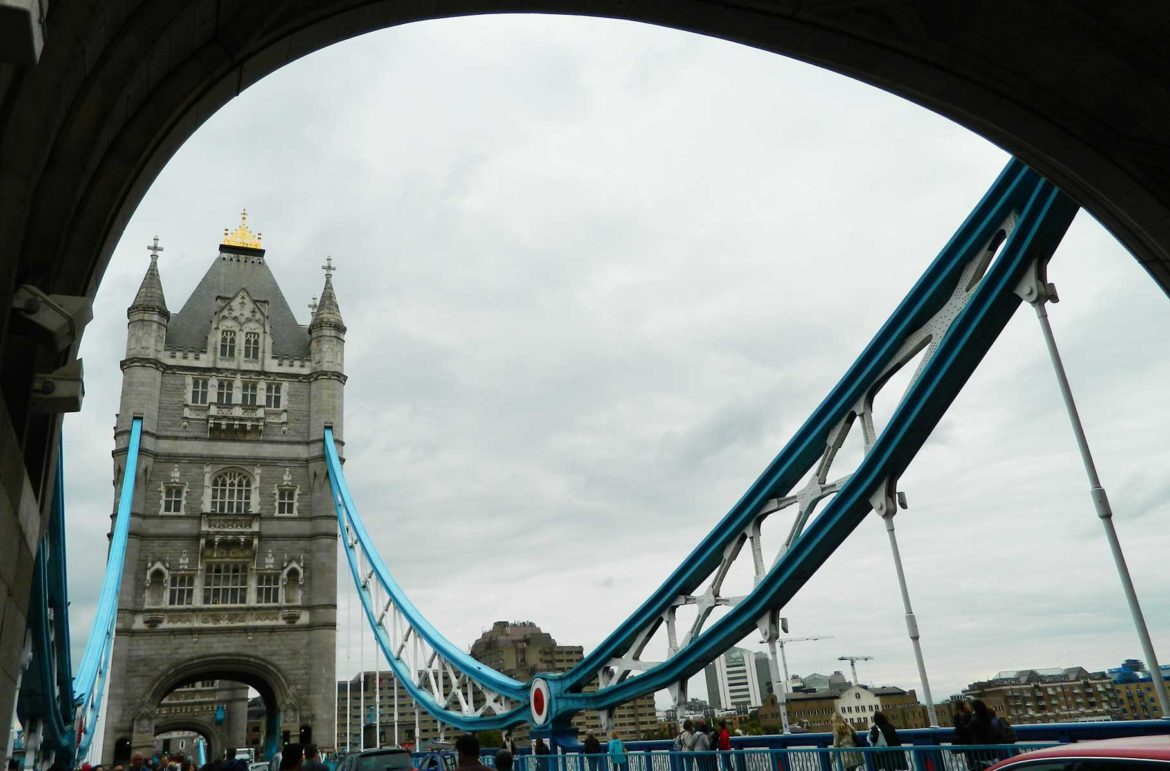 Travessia da Tower Bridge, ou Ponte da Torre, sobre o Rio Tâmisa