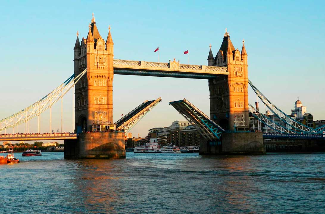 Tower Bridge, ou Ponte da Torre, se eleva sobre o Rio Tâmisa para passagem de um veleiro