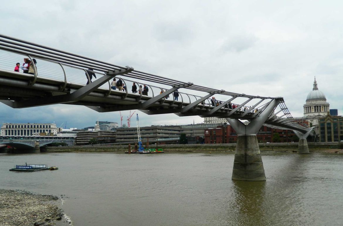 Millennium Bridge, ou Ponte do Milênio, vista da margem sul do Rio Tâmisa