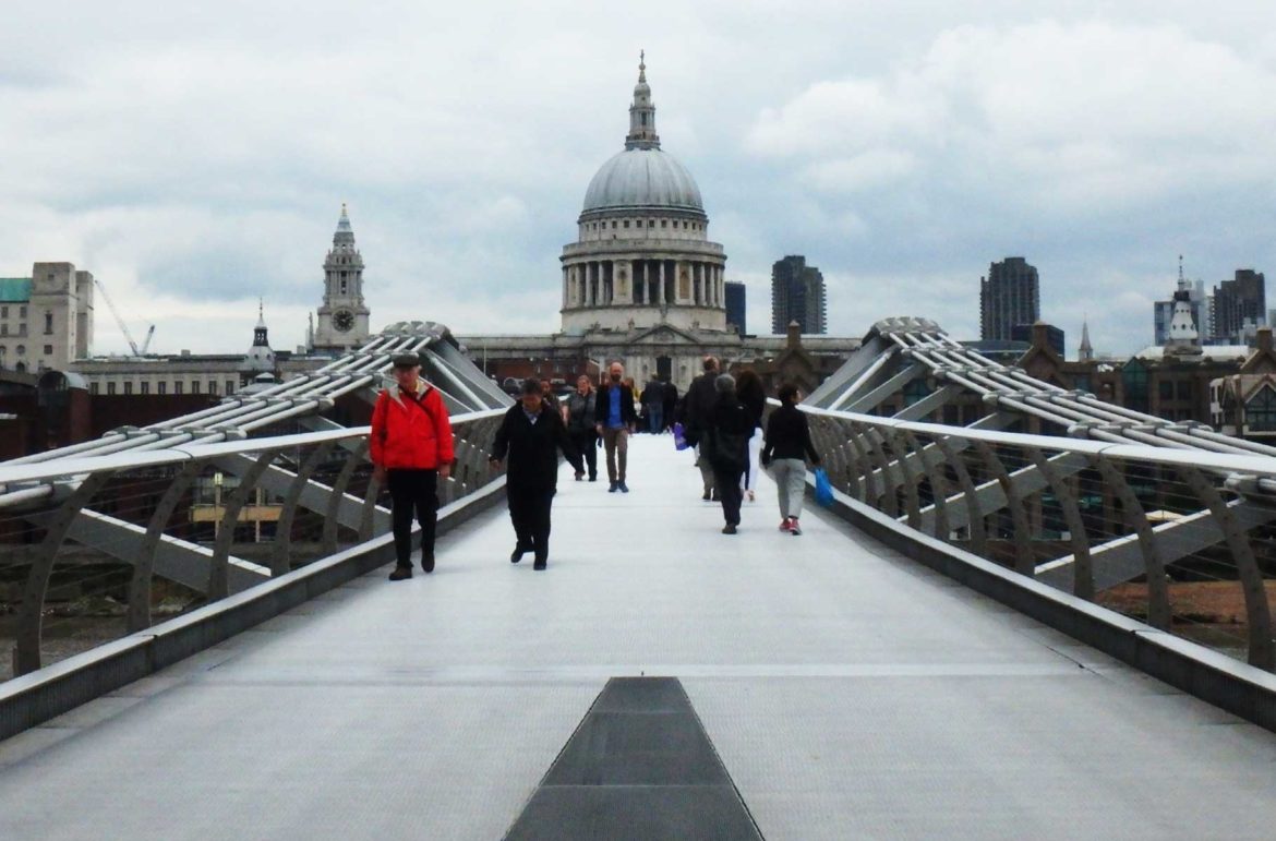 Millennium Bridge, ou Ponte do Milênio, com a Saint Paul's Cathedral, ou Catedral de São Paulo, ao fundo