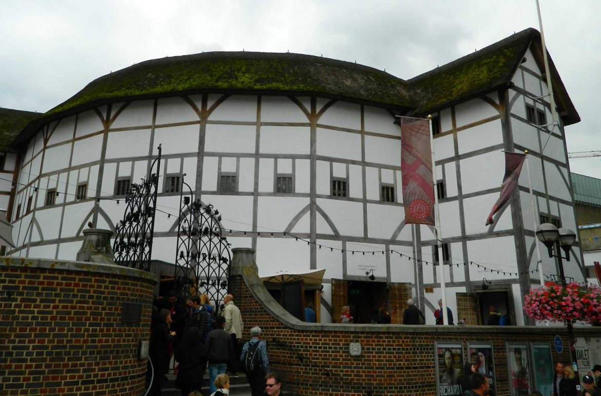 Teatro Shakespeare's Globe, que recria o prédio original onde Shakespeare encenava suas peças