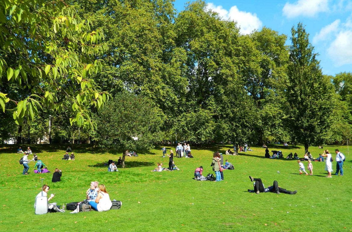 Pessoas tomam sol no Saint James's Park