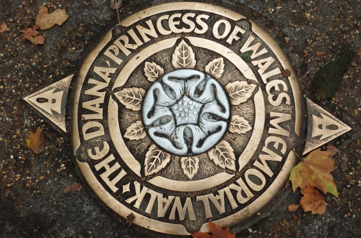 Placa de bronze marca no chão do Saint James's Park a 'Memorial Walk', em homenagem à Princesa Diana