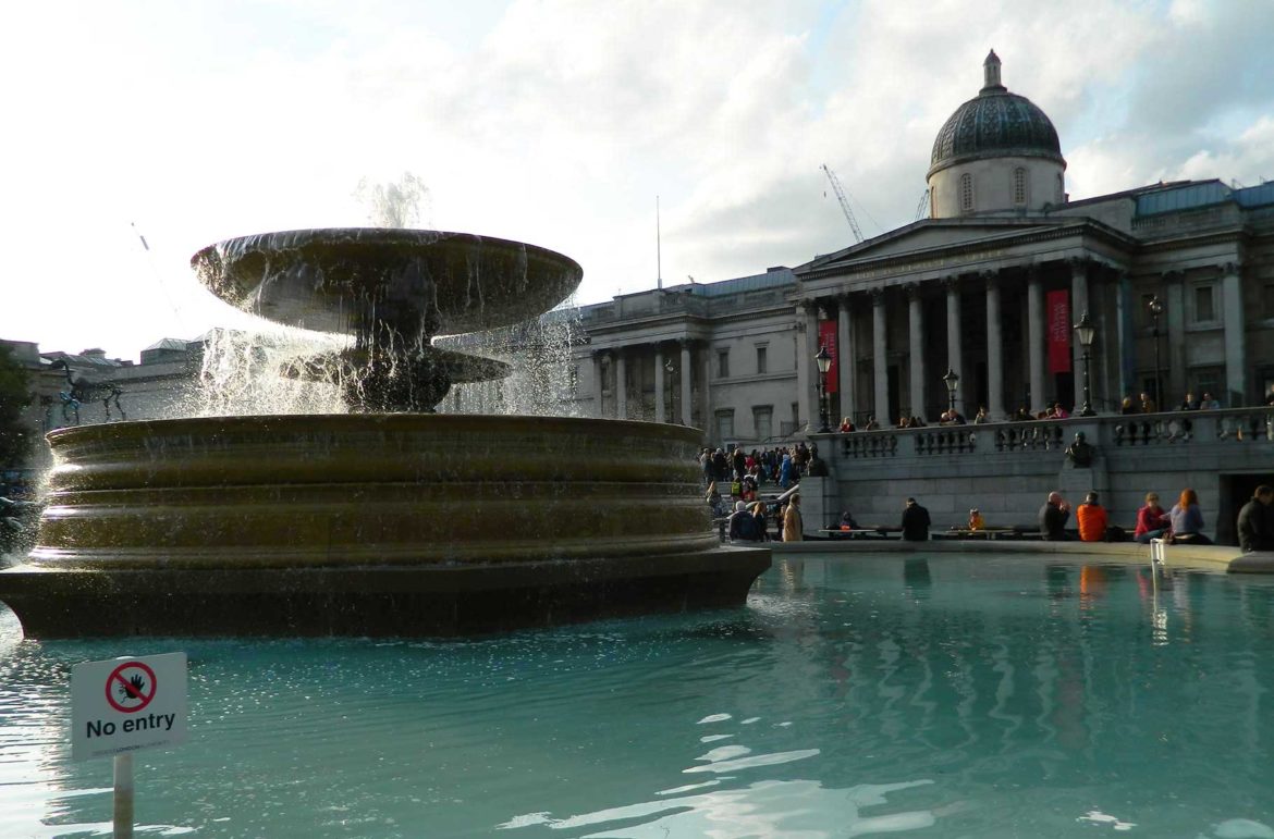 Trafalgar Square com a National Gallery, ou Galeria Nacional, ao fundo