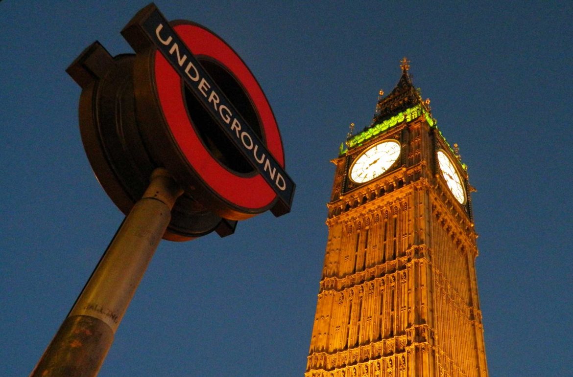 Placa do metrô de Londres com o Big Ben ao fundo