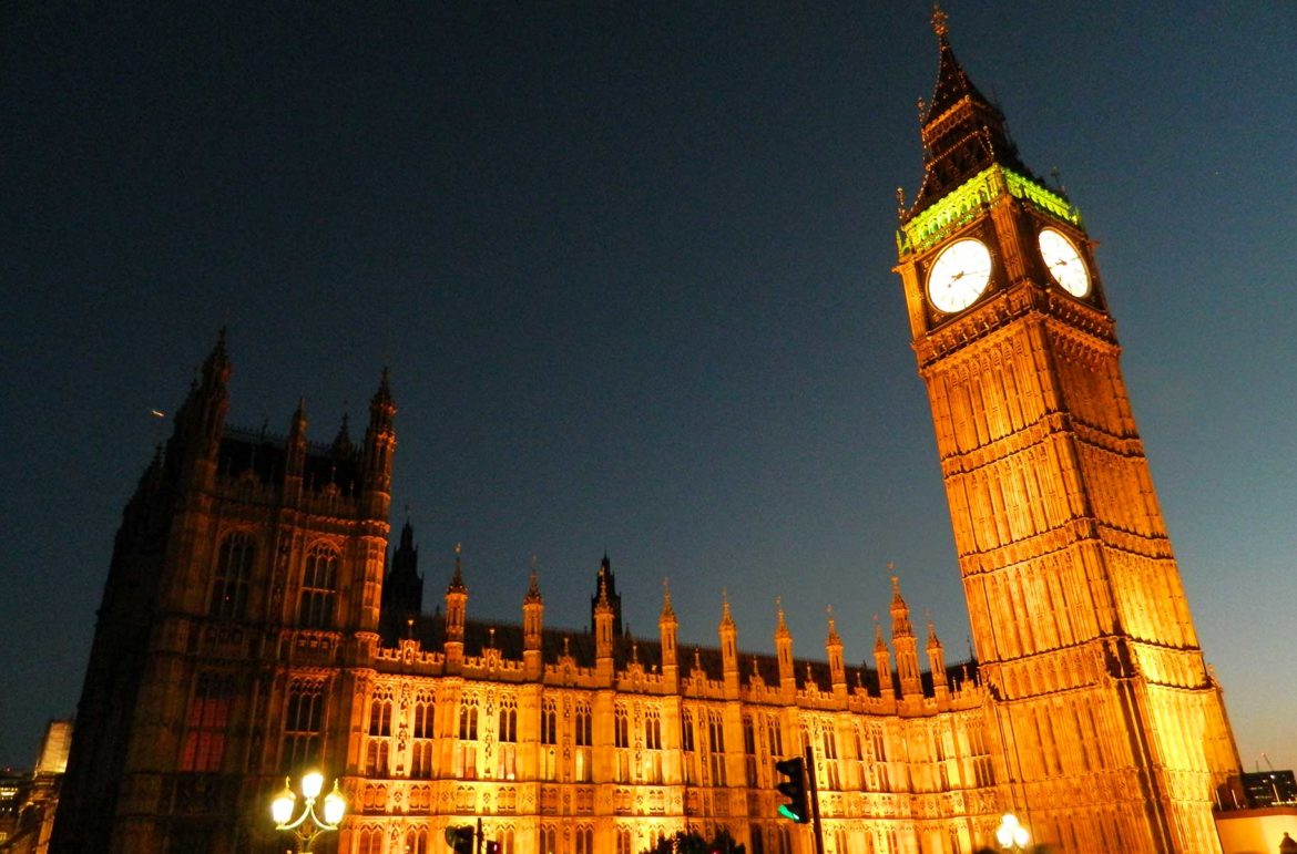 Big Ben fica iluminado à noite