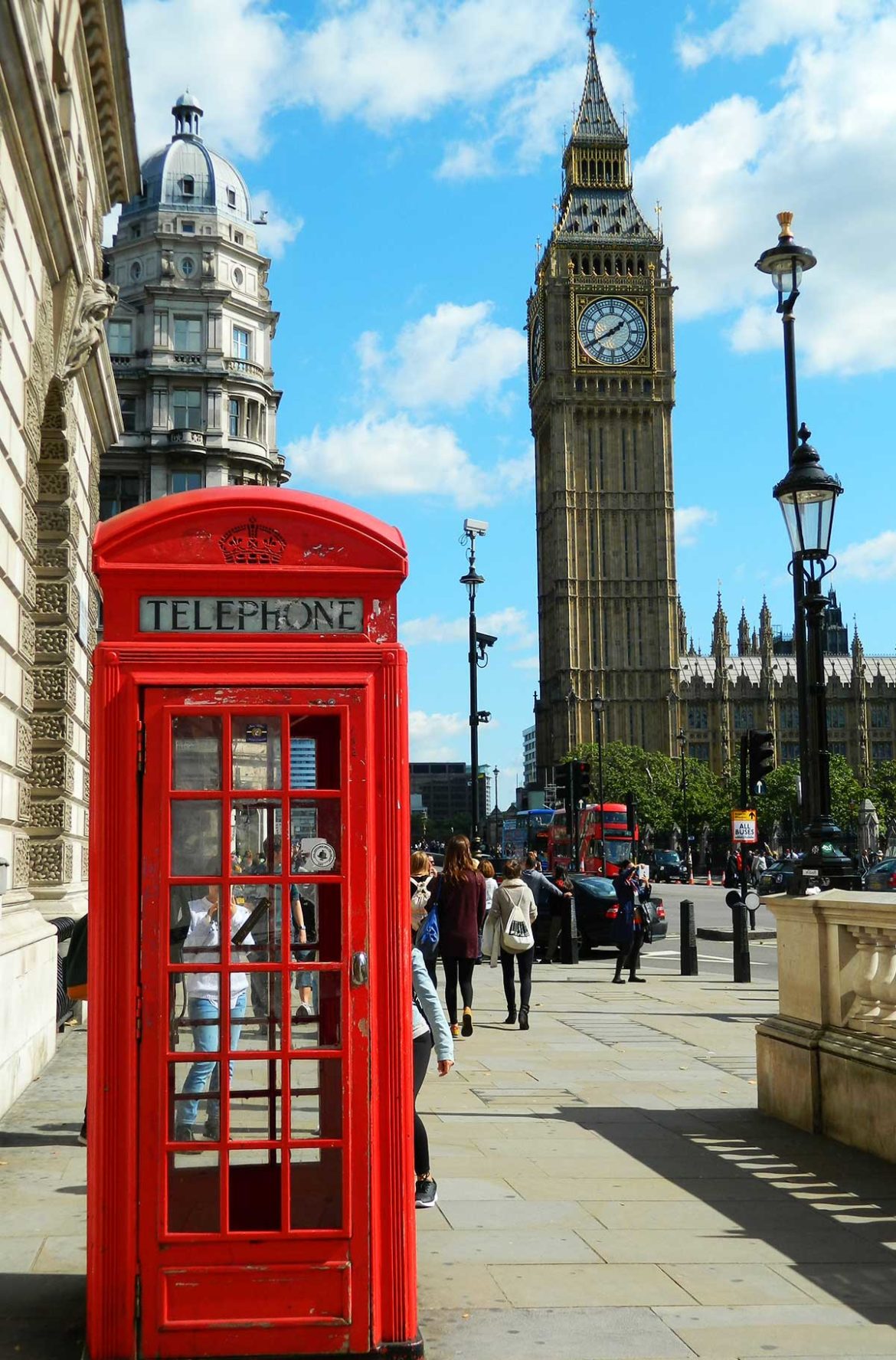Cabine telefônica vermelha típica de Londres com o Big Ben ao fundo
