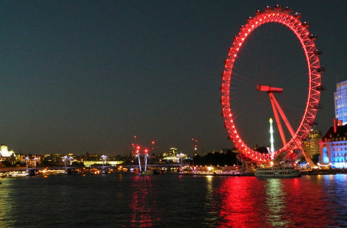 Roda-gigante London Eye com iluminação noturna