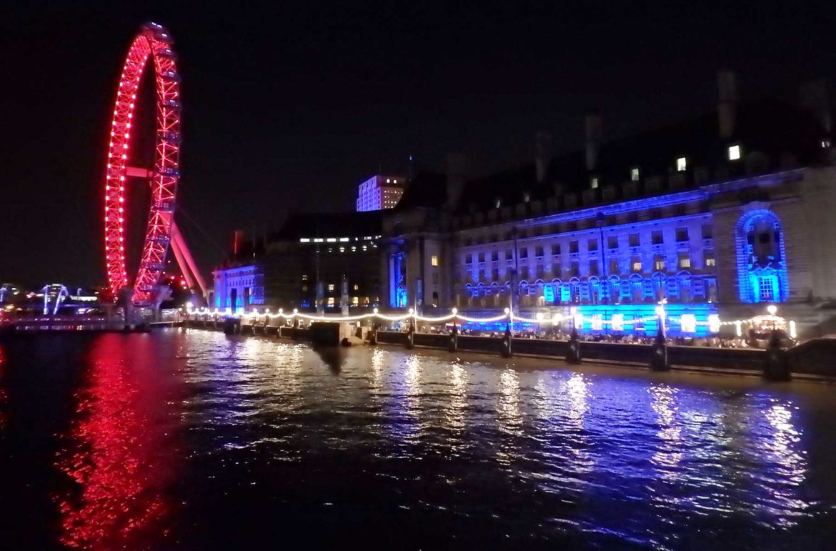 Roda-gigante London Eye com iluminação noturna