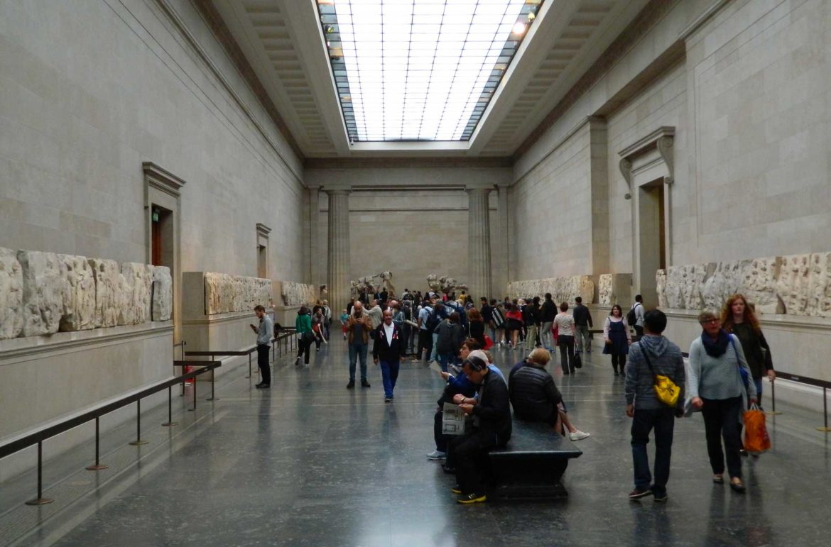 Visitantes admiram peças expostas na ala grega do Museu Britânico