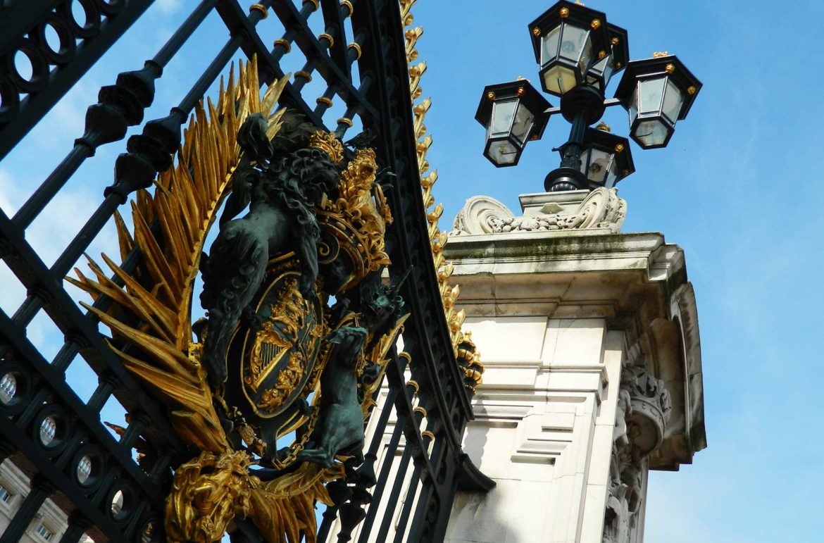 Brasão da família real no portão do Palácio de Buckingham
