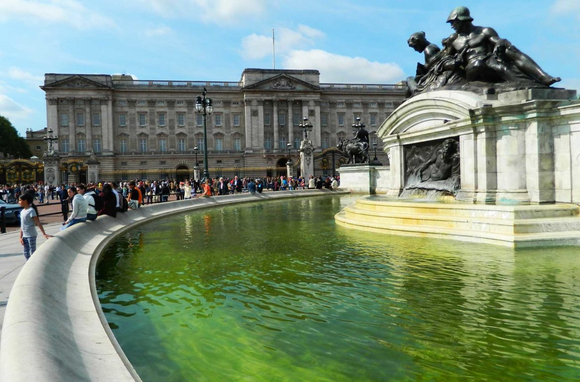 Monumento à Rainha Vitória, com o Palácio de Buckingham ao fundo