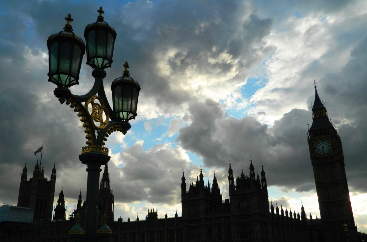 Silhueta do Parlamento britânico ao anoitecer