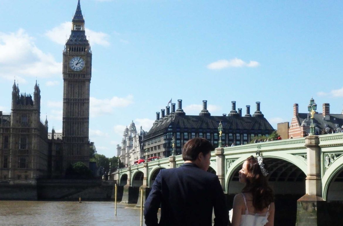 Casal de noivos tira fotos com o Parlamento Britânico ao fundo