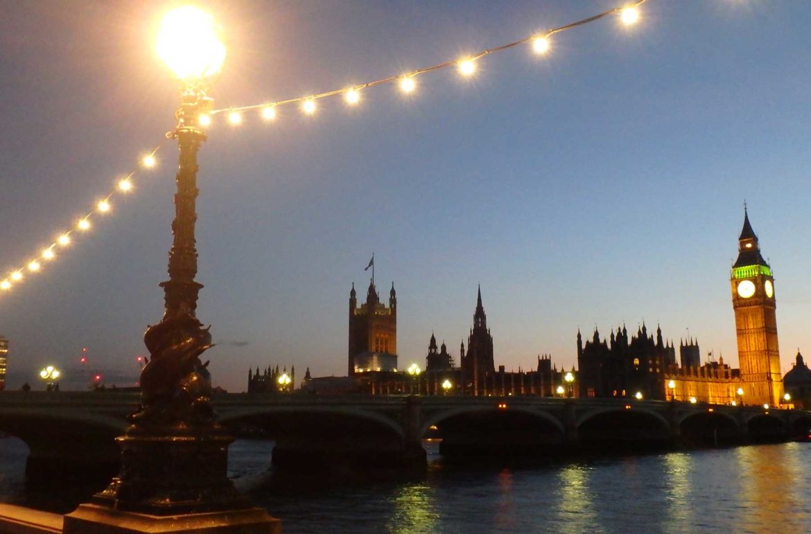 Parlamento britânico, com iluminação noturna, visto da margem sul do Rio Tâmisa