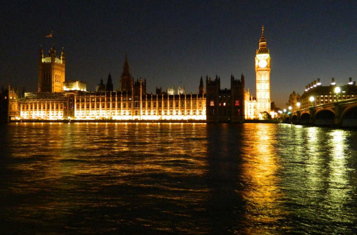Parlamento britânico, com iluminação noturna, visto da margem sul do Rio Tâmisa