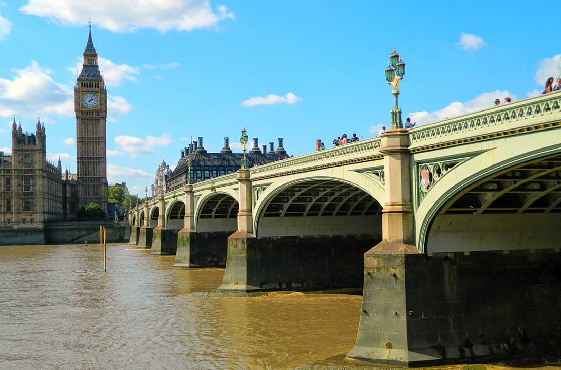 Ponte de Westminster com o Parlamento britânico ao fundo