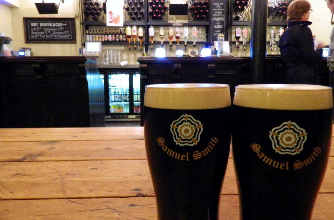 Pints de cerveja em um tradicional pub de Londres