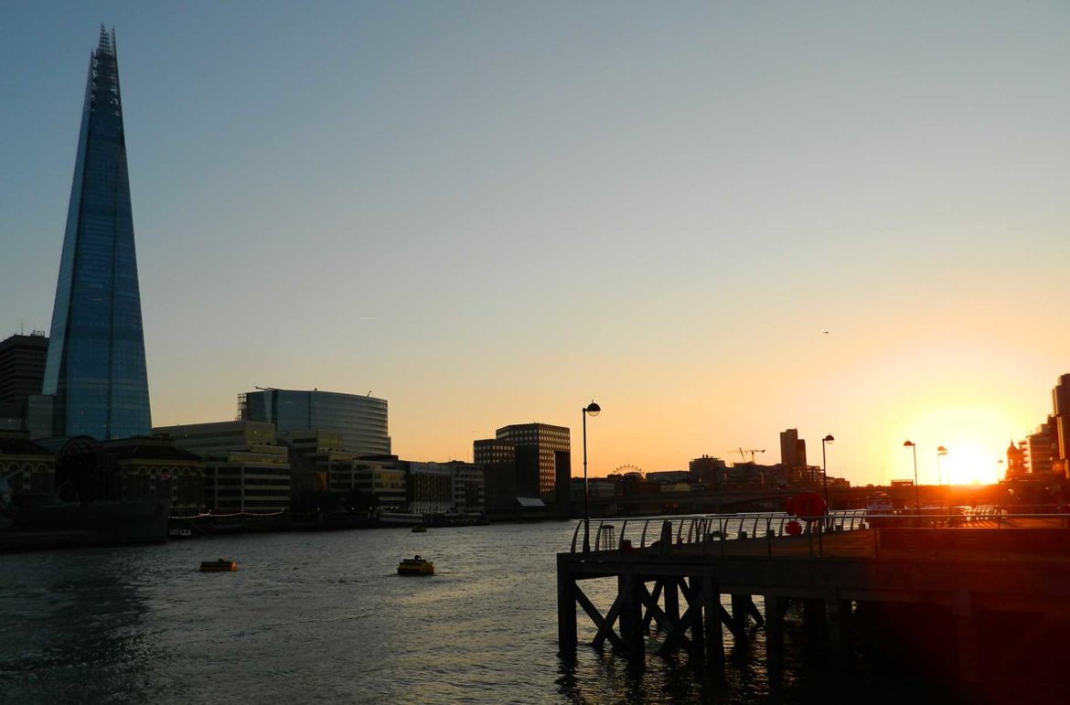Pôr do sol no Rio Tâmisa com o edifício The Shard, o mais alto da cidade, à esquerda