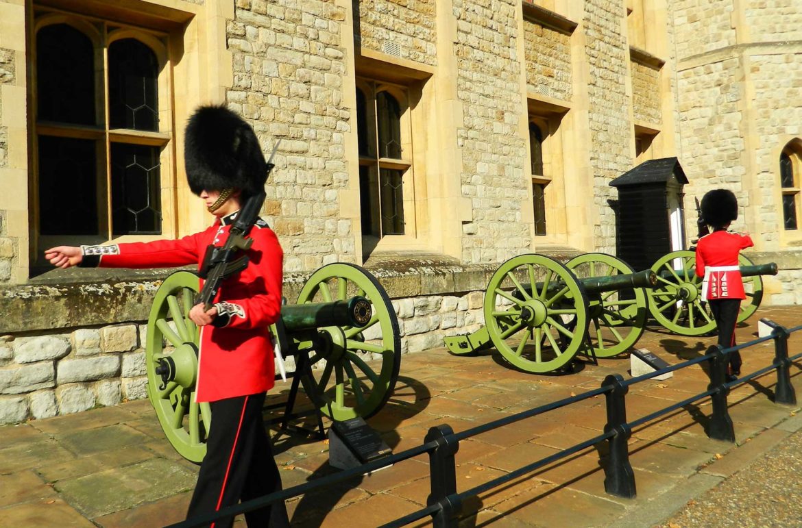 Membros da guarda real vigiam a Torre de Londres