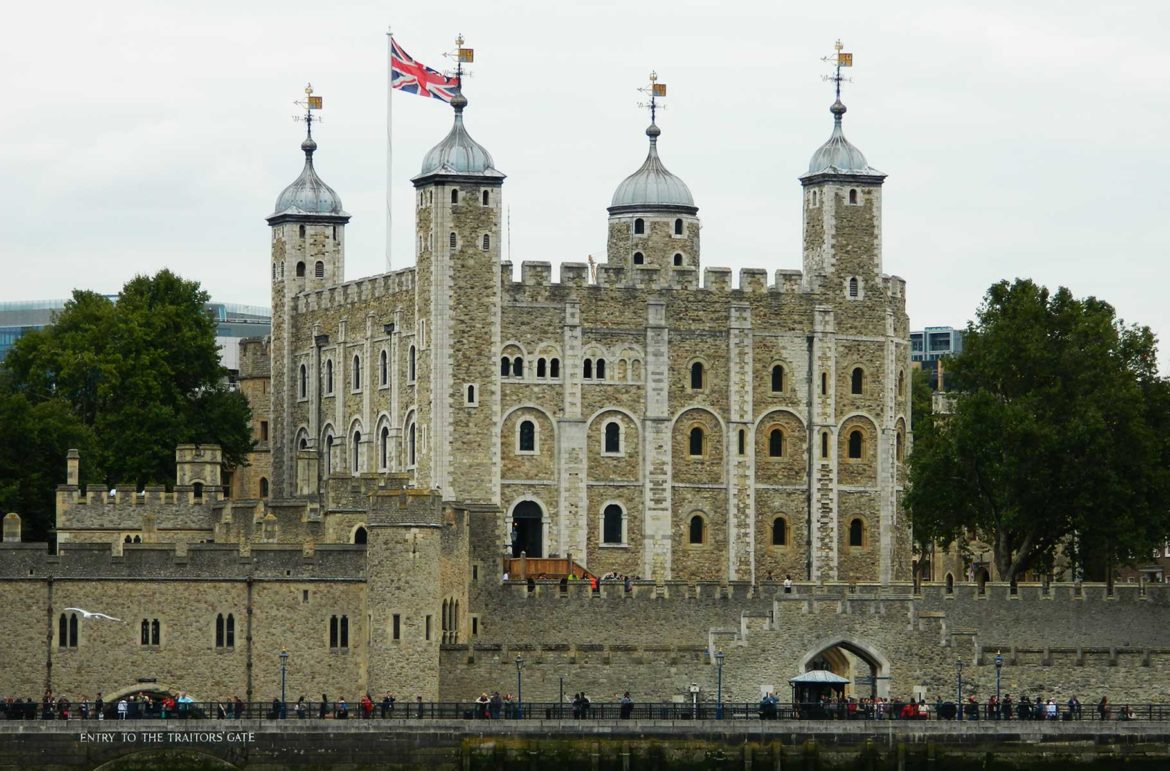 Torre de Londres vista da margem sul do Rio Tâmisa