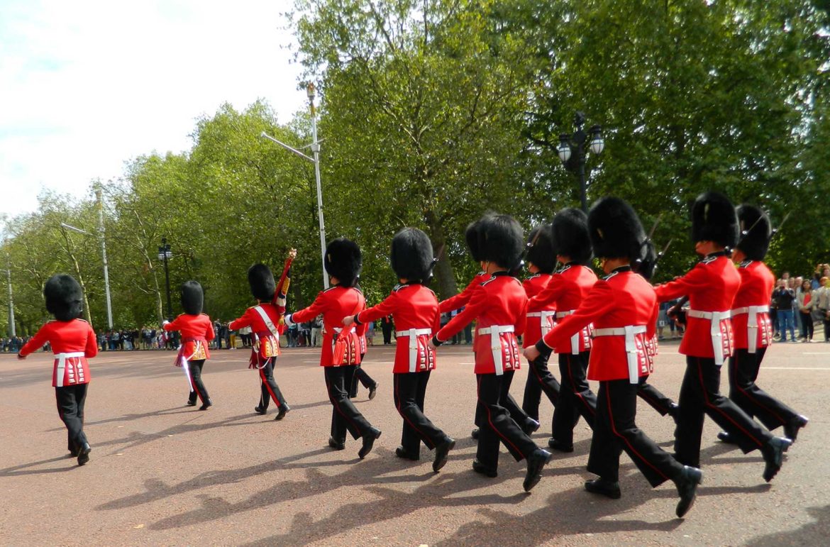 Membros da guarda real marcham a caminho do Palácio de Buckingham