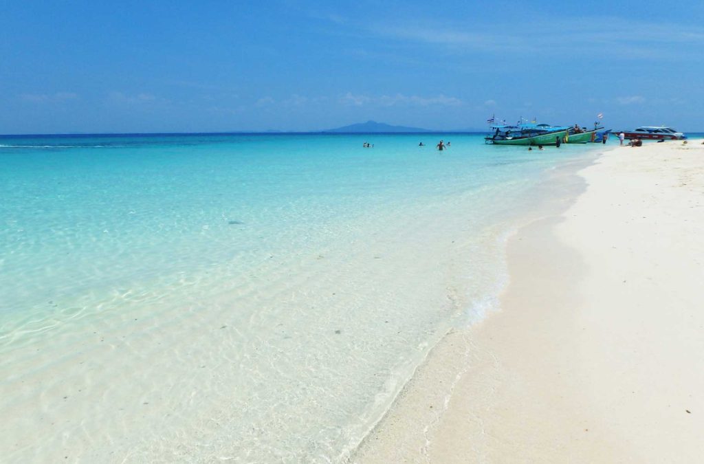 Água azul fluorescente que cerca Bamboo Island é atração imperdível na Tailândia