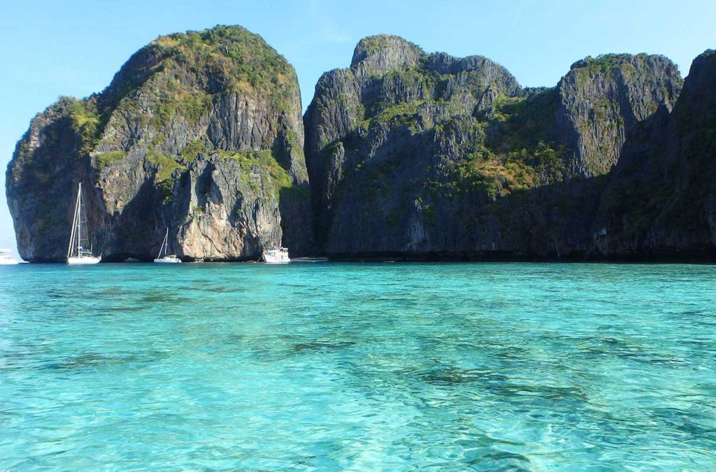 Maya Bay, a praia mais famosa da Tailândia, é iluminada pelo amanhecer