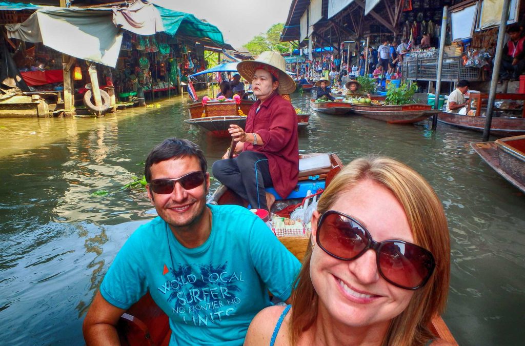 Turistas posam para foto durante passeio de barco pelos Mercado Flutuante de Damnoen Saduak