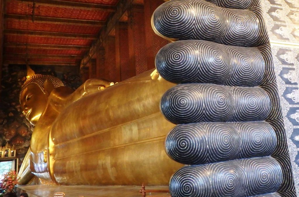 Estátua gigantesca de Buda deitado é destaque no templo de Wat Pho