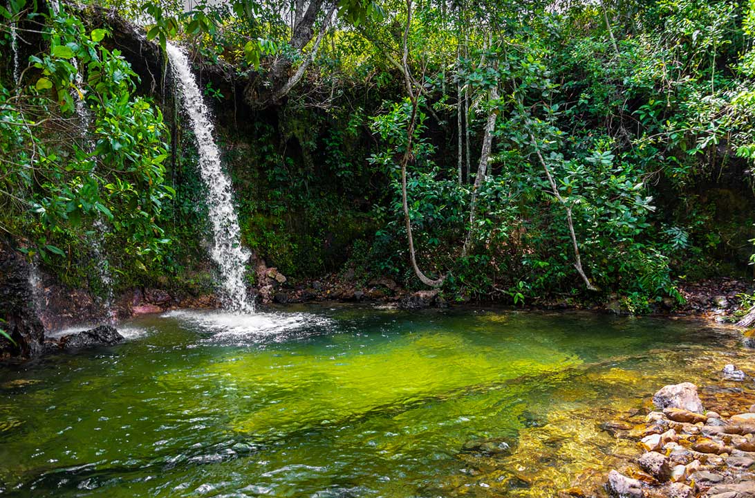 A Cachoeira das Araras não é tão imponente, mas tem águas verdes gostosas para banho