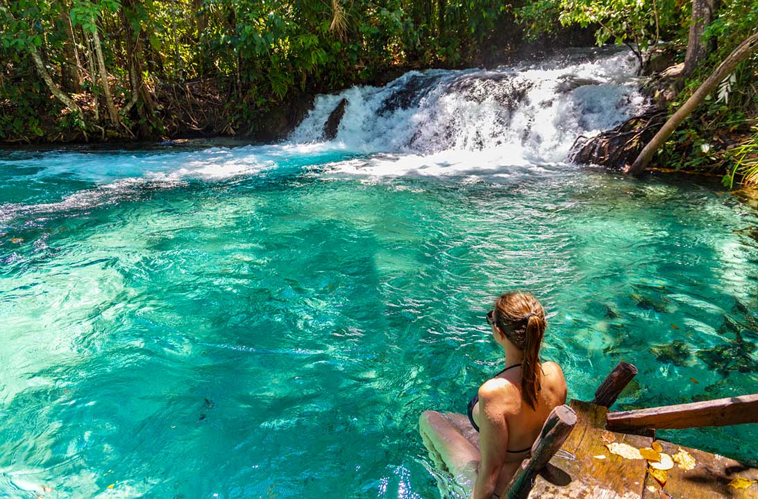 A Cachoeira do Formiga impressiona pela cor azul ou verde das águas