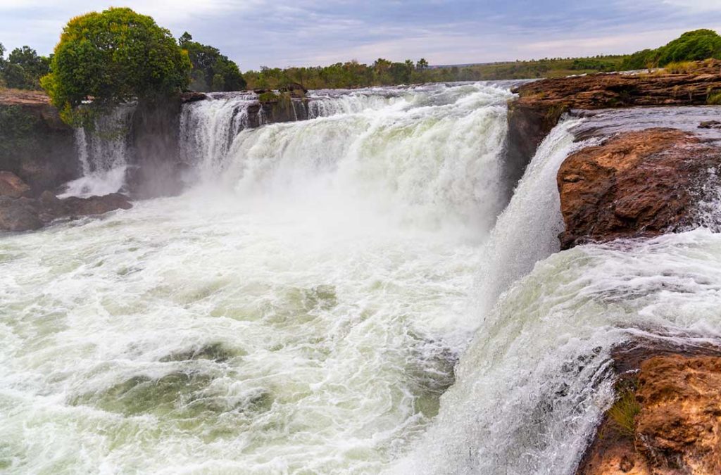 A Cachoeira da Velha tem água volumosa e uma queda de 15 metros de altura