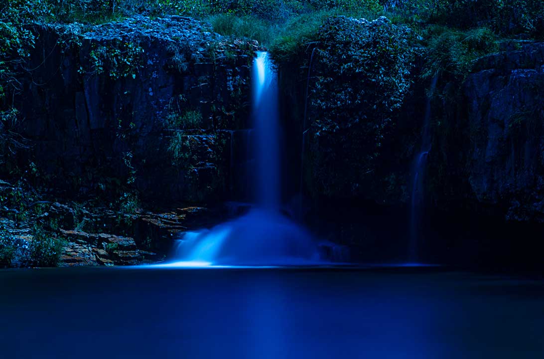 Luar ilumina a Cachoeira São Bento, na Chapada dos Veadeiros