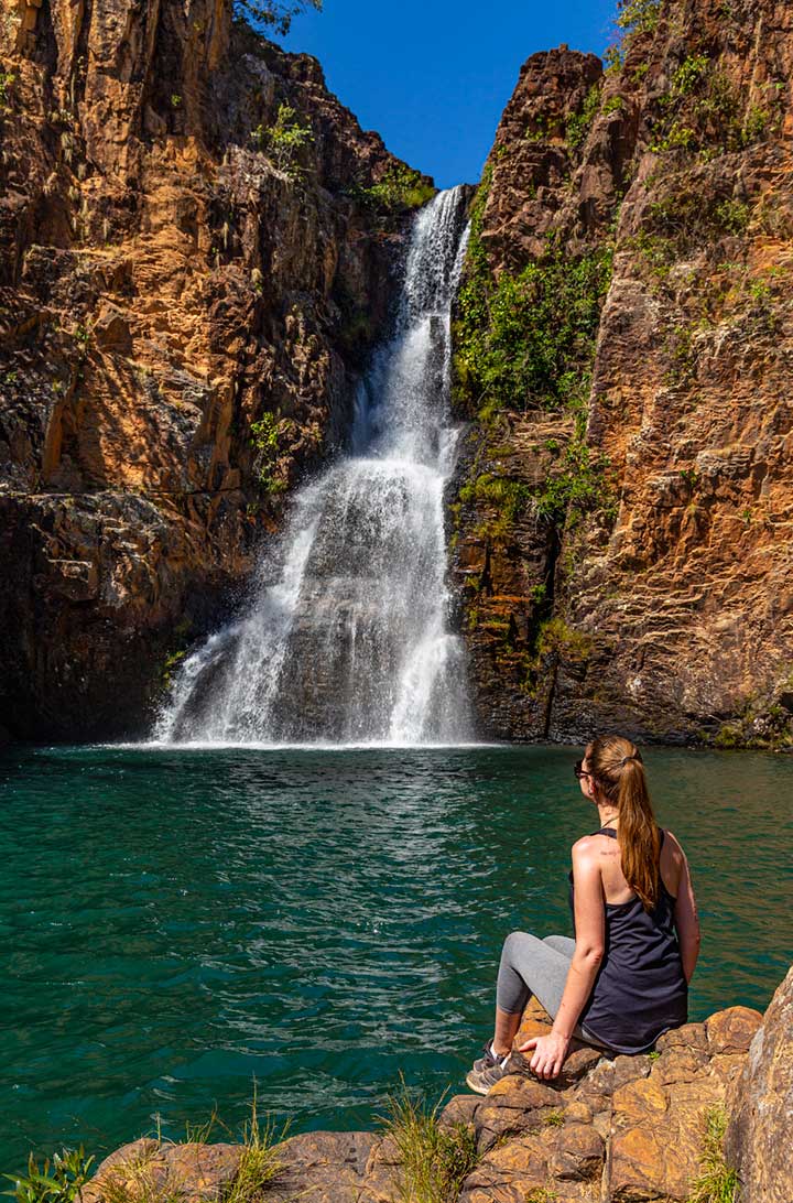 Mulher admira a Cachoeira da Caverna, que faz parte do Complexo de Cachoeiras dos Macaquinhos