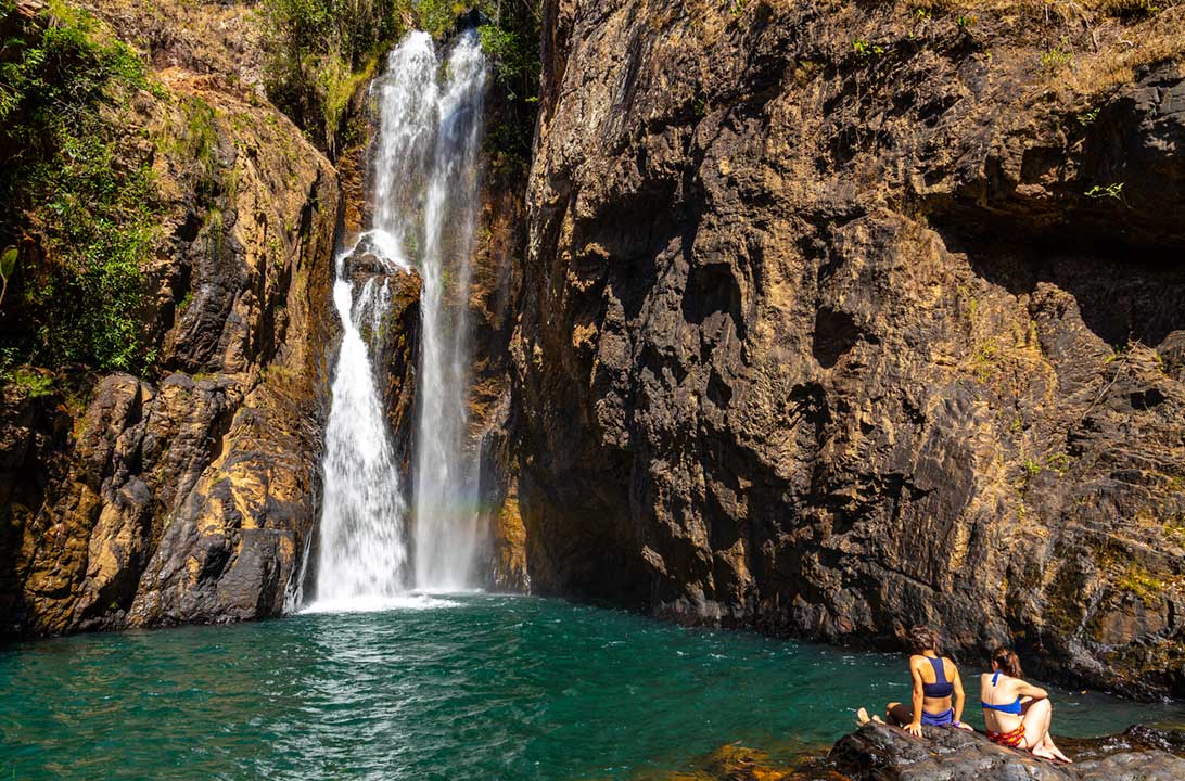 Mulheres admiram a Cachoeira do Encontro, que faz parte do Complexo de Cachoeiras dos Macaquinhos