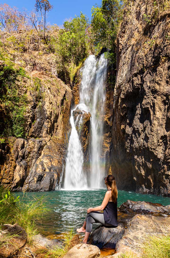 Mulher admira a Cachoeira do Encontro, que faz parte do Complexo de Cachoeiras dos Macaquinhos