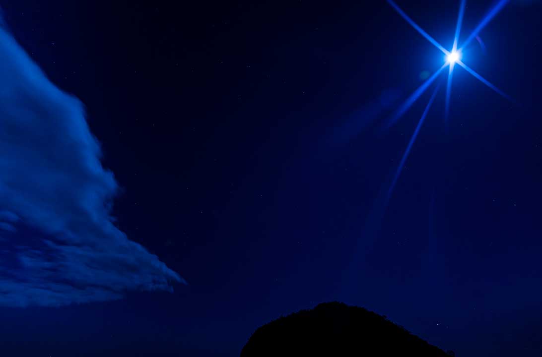 Luar ilumina a noite na trilha do Morro da Baleia, na Chapada dos Veadeiros