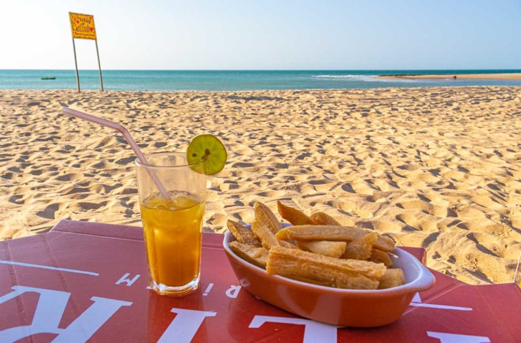 Caipirinha e petisco de macaxeira do Bar Nativus