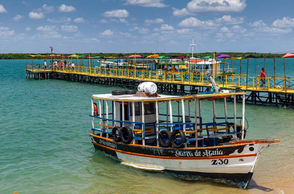 O colorido píer de Galinhos, que recebe os barcos vindos do estacionamento Pratagil