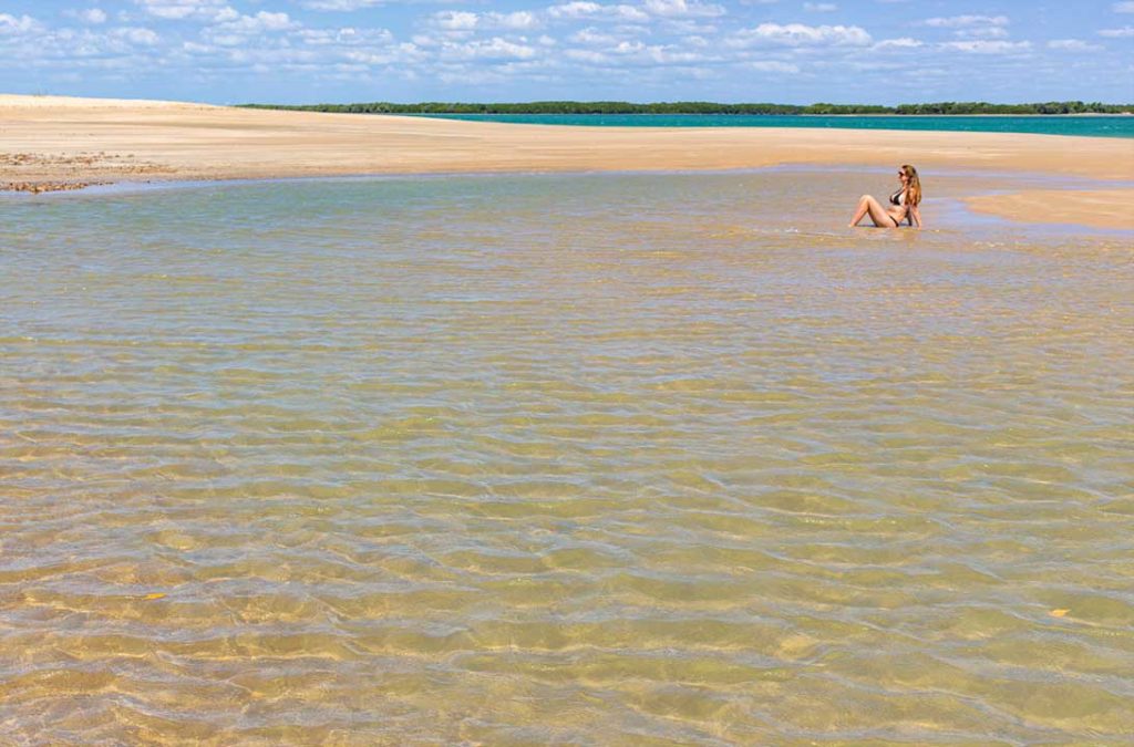 Piscinas naturais se formam na Praia do Pontal na maré baixa