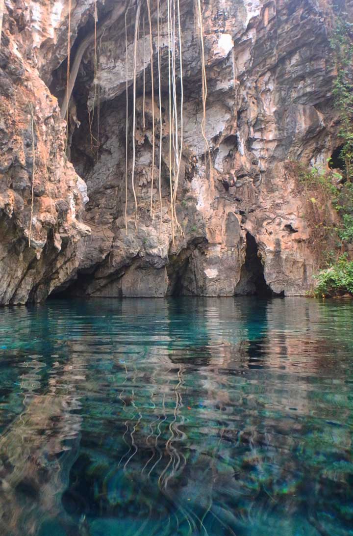 A Lagoa do Japonês encanta por suas águas azuis e gruta cênica